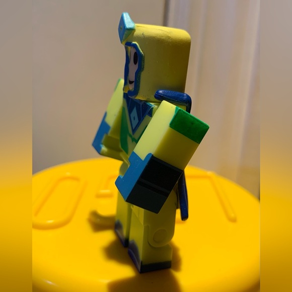 Roblox Heroes of Robloxia: Citrus Crusher Kinetic Figure - Picture 3 of 6